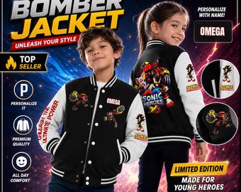 Puede incluir: Una chaqueta bomber negra y blanca con gráficos de Sonic Heroes, incluyendo a E-123 Omega y Shadow the Hedgehog. La chaqueta tiene mangas blancas con puños a rayas, cierre de botones a presión y el texto "UNLEASH THE ULTIMATE POWER" y "OMEGA".