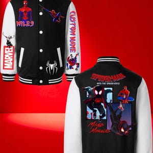Puede incluir: Una chaqueta universitaria negra y blanca con gr&aacute;ficos de Spider-Man. El frente muestra a Miles Morales, el logo de Marvel y un emblema de ara&ntilde;a. La parte posterior presenta ilustraciones de Spider-Man: Into the Spider-Verse y el texto Miles Morales.