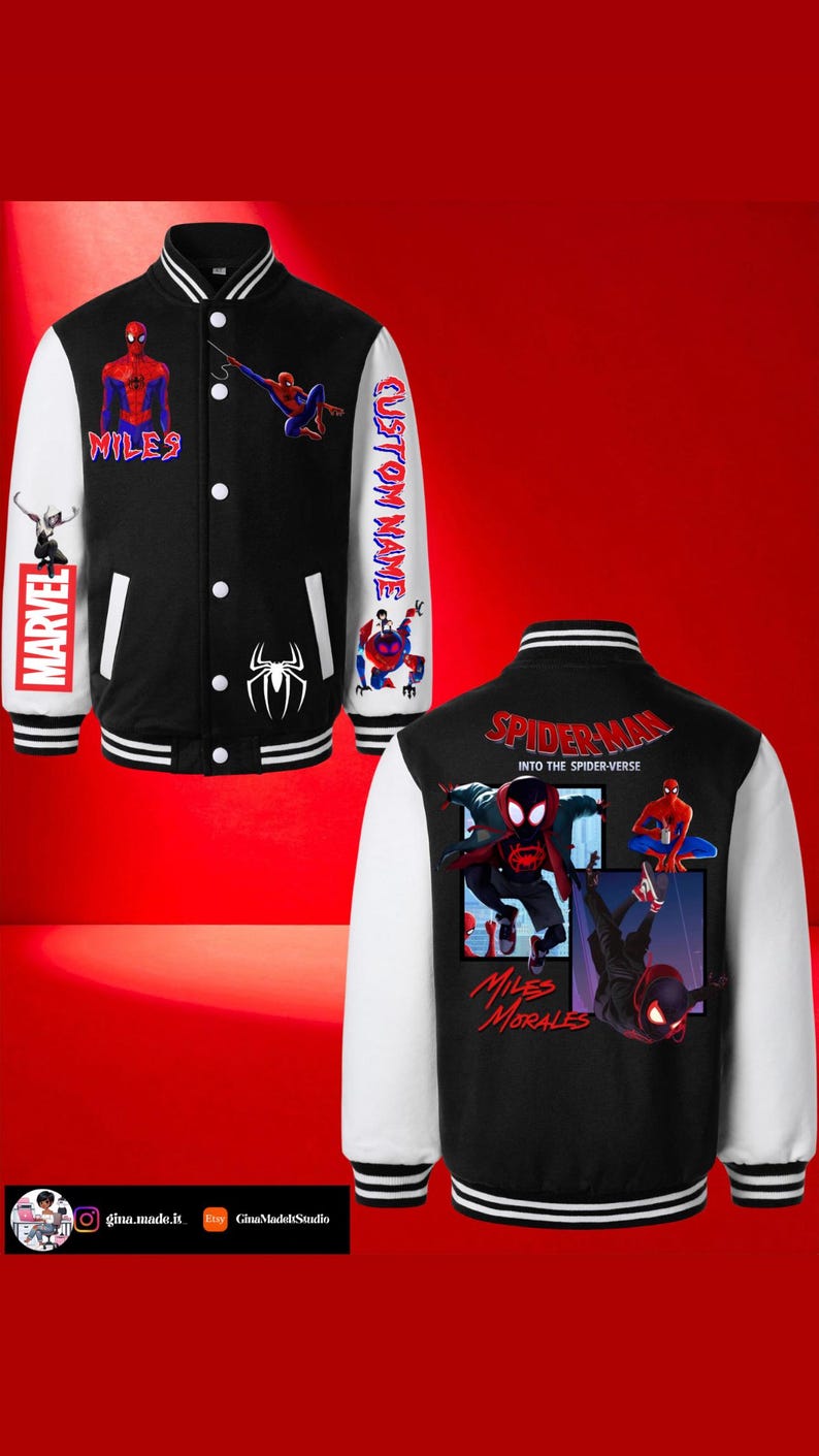 Puede incluir: Una chaqueta universitaria negra y blanca con gr&aacute;ficos de Spider-Man. El frente muestra a Miles Morales, el logo de Marvel y un emblema de ara&ntilde;a. La parte posterior presenta ilustraciones de Spider-Man: Into the Spider-Verse y el texto Miles Morales.