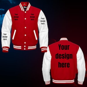 Puede incluir: Una chaqueta universitaria roja y blanca mostrada de frente y de espaldas. La chaqueta presenta mangas blancas, cuerpo rojo y pu&ntilde;os, cuello y dobladillo acanalados a rayas. El texto "Your design here" est&aacute; impreso en el pecho, las mangas y la espalda.