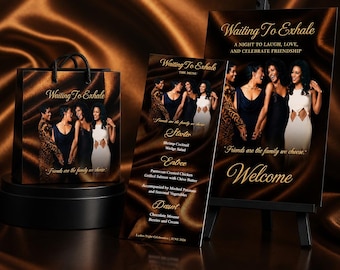 Puede incluir: Una bolsa de regalo, una tarjeta de menú y un cartel de bienvenida con el texto Waiting To Exhale, A Night To Laugh, Love, And Celebrate Friendship y Friends Are The Family We Choose. Los artículos muestran una foto de cuatro personas sobre un fondo de satén marrón.