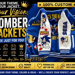 Puede incluir: Una chaqueta bomber azul y blanca con gr&aacute;ficos de Sonic the Hedgehog, incluyendo el personaje, anillos dorados y gemas de colores. El texto en la chaqueta incluye 'SONIC THE HEDGEHOG' y 'SEGA'. El fondo contiene texto promocional.