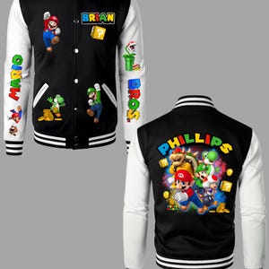 Puede incluir: Una chaqueta universitaria negra y blanca con gr&aacute;ficos de personajes de Super Mario. El frente muestra el nombre BRIAN, Mario, Luigi, Yoshi y una planta Pira&ntilde;a. La parte posterior presenta el nombre PHILLIPS con gr&aacute;ficos de Mario, Luigi, Bowser y Toad.