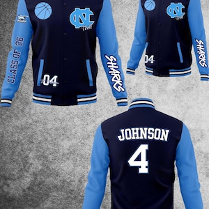 Puede incluir: Una chaqueta universitaria azul marino y azul claro con el texto "NC Tech" y "SHARKS", un gr&aacute;fico de baloncesto, "CLASS OF '26", el n&uacute;mero "04" y el nombre "JOHNSON" con el n&uacute;mero "4" en la espalda, todo en letras blancas y azules.