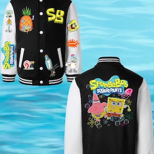 Puede incluir: Una chaqueta universitaria en blanco y negro con personajes y gr&aacute;ficos de Bob Esponja. El frente muestra una pi&ntilde;a, el texto SB y varios personajes. La parte posterior presenta un gr&aacute;fico grande de Bob Esponja y Patricio con el logo.
