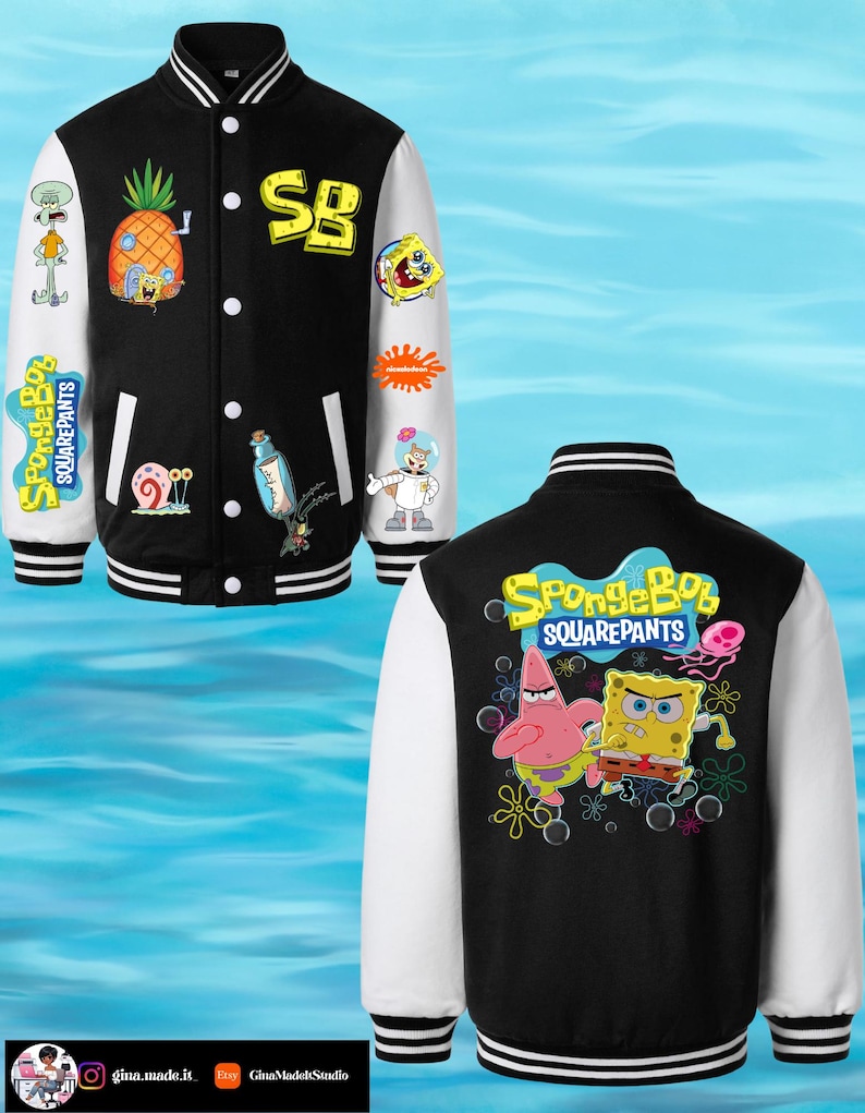 Puede incluir: Una chaqueta universitaria en blanco y negro con personajes y gr&aacute;ficos de Bob Esponja. El frente muestra una pi&ntilde;a, el texto SB y varios personajes. La parte posterior presenta un gr&aacute;fico grande de Bob Esponja y Patricio con el logo.