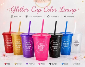 Puede incluir: Una línea de siete vasos con purpurina de 473 ml con pajitas y tapas a juego en rojo, oro, morado, rosa, negro, azul y transparente. Cada vaso presenta un emblema circular con el texto YOUR CUSTOM DESIGN HERE. Son reutilizables y libres de BPA.