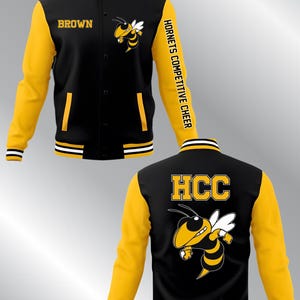 Puede incluir: Una chaqueta universitaria negra y amarilla con un gr&aacute;fico de avispa, el texto BROWN y HORNETS COMPETITIVE CHEER en el frente. La parte posterior muestra el texto HCC sobre un gr&aacute;fico grande de avispa. La chaqueta tiene bordes acanalados.