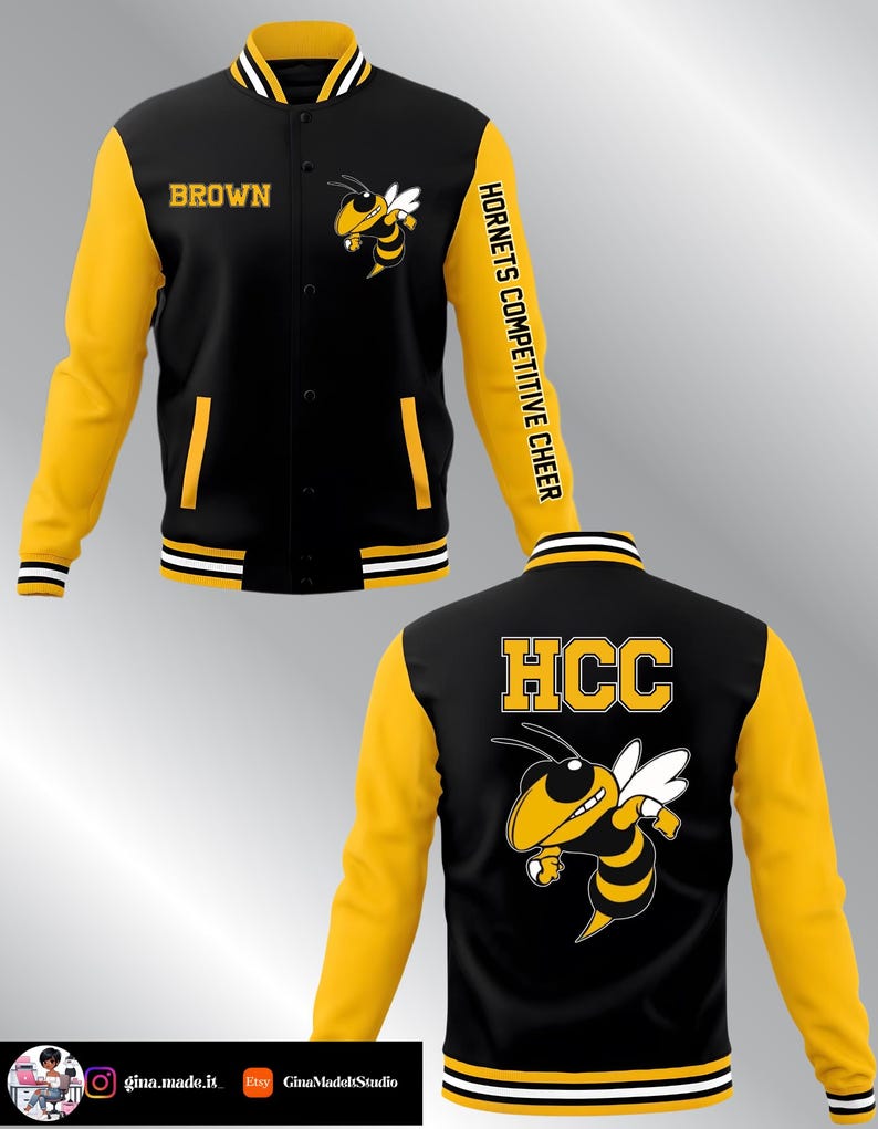 Puede incluir: Una chaqueta universitaria negra y amarilla con un gr&aacute;fico de avispa, el texto BROWN y HORNETS COMPETITIVE CHEER en el frente. La parte posterior muestra el texto HCC sobre un gr&aacute;fico grande de avispa. La chaqueta tiene bordes acanalados.