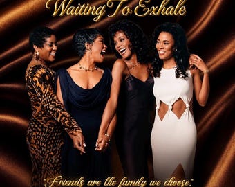 Puede incluir: Un póster de película de Waiting To Exhale con cuatro personas riendo. El texto dice Waiting To Exhale y Friends are the family we choose. Las personas visten un vestido con estampado de leopardo, uno azul marino y dos vestidos negros.
