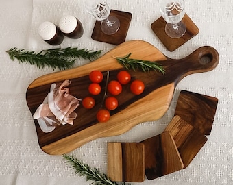 Tabla de cocina de primera calidad. Tabla de cortar grande de madera de nogal hecha a medida con ranuras para portavasos.