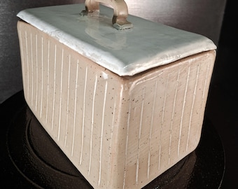 Box with lid, striped, hand-thrown