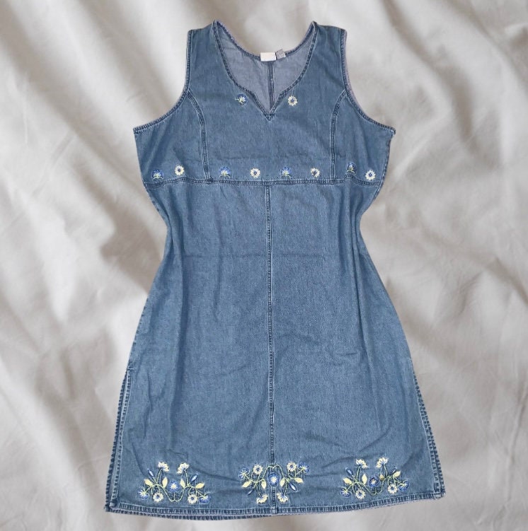 Vintage Aprons, Retro Aprons, Old Fashioned Aprons & Patterns Vintage Carolina Blues Plus By Colours Sleeveless Denim Dress with Floral Embroidered Detailing Cottage Nature Garden $33.00 AT vintagedancer.com