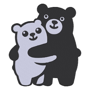 Pode incluir: Patch bordado com dois ursos de desenho animado a abraçar-se. Um urso é preto e o outro cinzento claro. Os ursos têm rostos simples e amigáveis com olhos redondos e sorrisos. Ideal para roupas ou acessórios.