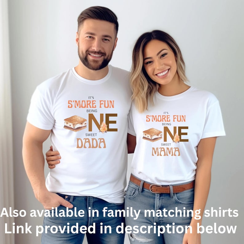 K&ouml;nnte beinhalten: Wei&szlig;e T-Shirts mit dem Text "It's S'more Fun Being One" und "Sweet Dada" und "Sweet Mama" bedruckt. Das Design beinhaltet eine S'more-Grafik und eine Lagerfeuer-Grafik. Die Shirts sind f&uuml;r eine Familie.