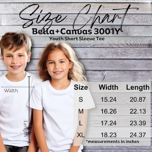 Puede incluir: Una tabla de tallas para la camiseta de manga corta juvenil Bella+Canvas 3001Y. La tabla enumera las tallas S, M, L y XL con las medidas de ancho y largo en pulgadas. Un diagrama muestra c&oacute;mo medir el ancho y el largo en una camiseta blanca.