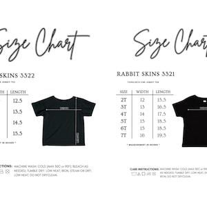 Puede incluir: Una tabla de tallas para camisetas Rabbit Skins 3322 de beb&eacute; y 3321 de ni&ntilde;o peque&ntilde;o. La tabla muestra medidas de ancho y largo en pulgadas para las tallas de 6M a 24M y de 2T a 7T, junto con instrucciones de cuidado para lavado y secado.