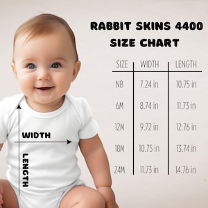Puede incluir: Una tabla de tallas Rabbit Skins 4400 para un body blanco de beb&eacute;. La tabla enumera las tallas NB, 6M, 12M, 18M y 24M con las medidas de ancho y largo en pulgadas. Un diagrama en el body ilustra c&oacute;mo medir el ancho y el largo de la prenda.