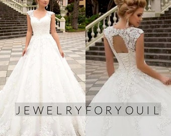 A-Line Luxury Ball Gown White Wedding Dress With Lace Appliques V-neck Tulle Lace Up Floor Length Bridal Dress