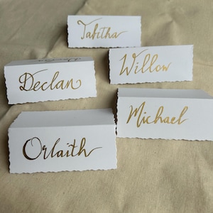 Tarjetas de lugar escritas a mano
