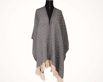 Peruvian Alpaca Poncho for Women or Men / Peruvian Shawl / Alpaca wool blanket / Cozy and warm wrap for the fall