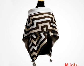 Ruana Alpaca Wool. Alpaca Cape. Handmade alpaca ruana. Genuine alpaca capa.  Artisan Alpaca Cape with Geometric Design.