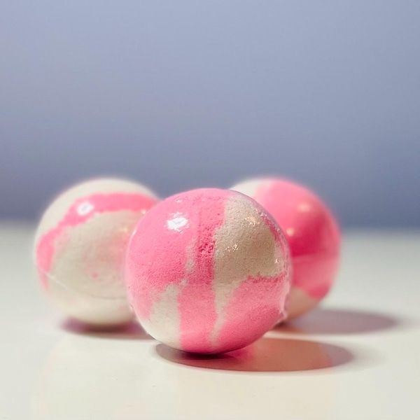 BUBBLE UP bath bomb Bubble gum scent 2oz