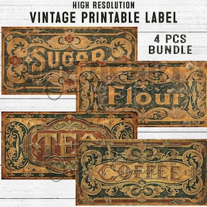 Op de afbeelding: Een bundel van vier rechthoekige printbare labels met een verweerde vintage uitstraling en sierlijke krulranden in bruine, gouden en donkergroene tinten. De labels bevatten de woorden Sugar, Flour, Tea en Coffee in vetgedrukte letters.