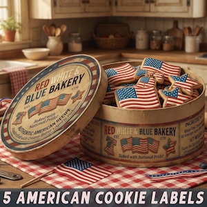 Pode incluir: Uma caixa redonda de padaria com tema patriótico, cheia de biscoitos em forma de estrela e bandeira. A caixa, rotulada "Red White & Blue Bakery", está sobre uma superfície xadrez vermelha e branca. Pequenas bandeiras americanas e mirtilos estão espalhados.
