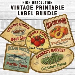 Pode incluir: Uma coleção de rótulos imprimíveis vintage. Os rótulos apresentam ilustrações de alimentos como ensopado de carne, tomates em cubos, metades de pêssego, atum do Pacífico e feijão verde cortado. Os rótulos são projetados com uma estética rústica e envelhecida.