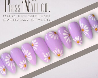 Uñas postizas con margaritas de lavanda: set de diseño floral brillante