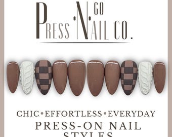 Uñas postizas color marrón chocolate, diseño de uñas con suéter de punto a cuadros, gel almendra texturizado 3D color moca, set reutilizable personalizado para otoño acogedor.