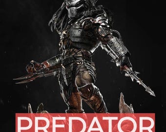 Puede incluir: Estatua detallada del Depredador, un personaje de ciencia ficción, en una pose dinámica. La figura está vestida con una armadura intrincada y sostiene armas con cuchillas. La palabra "PREDATOR" se muestra en un rectángulo rojo. La estatua descansa sobre una base con calaveras.
