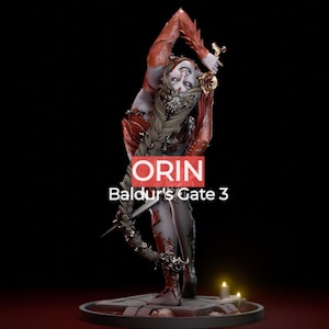Può includere: Una statuetta dettagliata di Orin da Baldur's Gate 3, in posa drammatica con una spada. La figura è prevalentemente rossa e grigia, con dettagli intricati sui vestiti e sul viso. La base è scura, con candele.