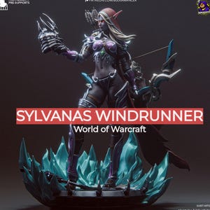 Op de afbeelding: Een gedetailleerd beeldje van Sylvanas Windrunner uit World of Warcraft. Het personage is afgebeeld in harnas met pijl en boog, staand op een basis met blauwe kristalformaties. De figuur heeft een rode kap en lang wit haar. De tekst "SYLVANAS WINDRUNNER" wordt weergegeven.