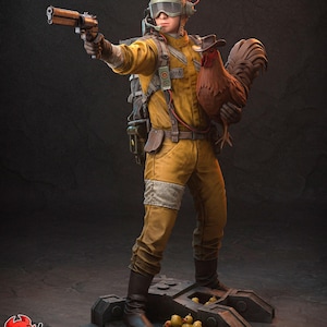 Può includere: Statuetta di una persona in tuta gialla, con una pistola e un gallo. La figura indossa un casco con occhiali e uno zaino. La base presenta piccoli anatroccoli gialli. Creazione di Hell Creator.