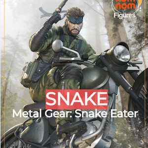 Könnte beinhalten: Detaillierte Actionfigur von Snake aus Metal Gear: Snake Eater, auf einem Motorrad und mit einem Gewehr. Die Figur trägt eine grüne Tarnuniform und ein blaues Stirnband. Das Bild enthält den Text "SNAKE" und "Metal Gear: Snake Eater".