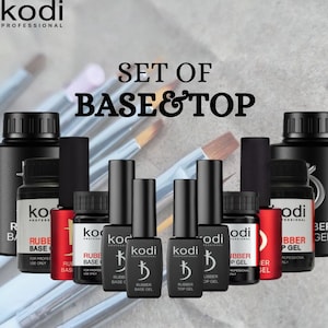 Pode incluir: Um conjunto de produtos para unhas KODI PROFESSIONAL, incluindo géis de base e top coat, com o texto "SET OF BASE & TOP". A imagem apresenta frascos pretos e pincéis no fundo, adequados para uso profissional.