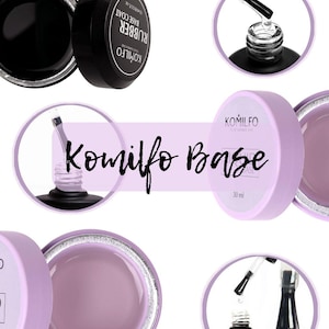 Könnte beinhalten: Eine Sammlung von Komilfo-Nagel-Basecoat-Produkten. Das Bild zeigt offene Gläser mit schwarzem Rubber Base Coat und helllila Base Coat sowie Applikatoren. Der Text "Komilfo Base" ist in der Mitte zu sehen.