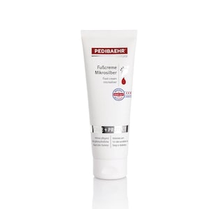 Puede incluir: Un tubo blanco de crema para pies PEDIBAEHR Fußcreme Mikrosilber. El tubo tiene texto en alemán e inglés, con un gráfico de un pie y una gota de líquido rojo. El tubo también tiene un sello que dice "SEHR GUT".
