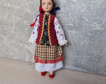 1970年代のヴィンテージ東ヨーロッパの民族衣装人形 - コレクター向け