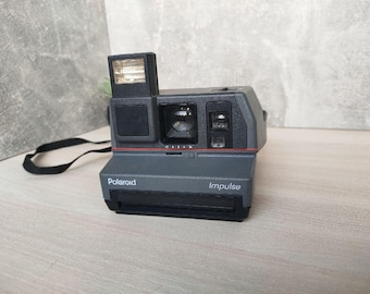 Cámara instantánea Polaroid Impulse 600 vintage: gris con detalles en rojo (década de 1988-1990)