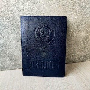 Original Sovjetunionens diplomhäfte från 1963 – dokument från Sovjetunionens ingenjörsinstitut, präglat omslag och stämplar
