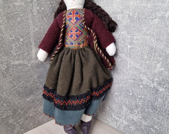 Ręcznie robiona lalka ludowa z tkaniny w tradycyjnym stroju – 28 cm – wyjątkowy prezent kulturowy