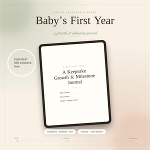 Può includere: Un tablet digitale che mostra un diario di crescita e traguardi Baby's First Year. Lo schermo presenta campi per nome, data di nascita, peso e lunghezza del bambino. Un badge circolare indica 500 adesivi inclusi. Testo: GoodNotes, Notability, iPad.