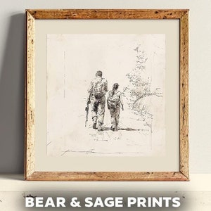 Puede incluir: Una ilustración en blanco y negro de dos personas caminando hacia afuera del espectador en un camino. Las personas visten ropa casual y caminan en un área boscosa. La ilustración está enmarcada en un marco de madera.