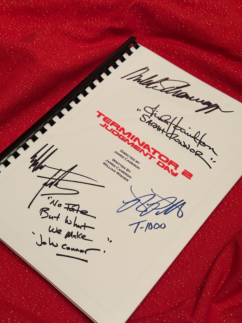 Pu&ograve; includere: Una pagina di sceneggiatura bianca del film "Terminator 2: Il giorno del giudizio" con le firme degli attori Linda Hamilton, Arnold Schwarzenegger ed Edward Furlong. Le firme sono in inchiostro nero e blu. La pagina di sceneggiatura include il titolo del film e i nomi del regista e dello sceneggiatore.