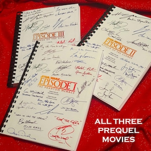 Könnte beinhalten: Drei Star Wars Prequel-Filmskripte, jeweils mit Unterschriften. Die Skripte tragen den Titel "Episode I: The Phantom Menace", "Episode II: Attack of the Clones" und "Episode III: Revenge of the Sith". Der Text "ALL THREE PREQUEL MOVIES" steht unten.