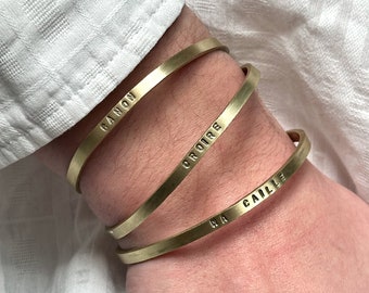 Personalized open bangle bracelet in brass. Bracelet for mom, friend, girlfriend, grandmother, school teacher. Gift for her.