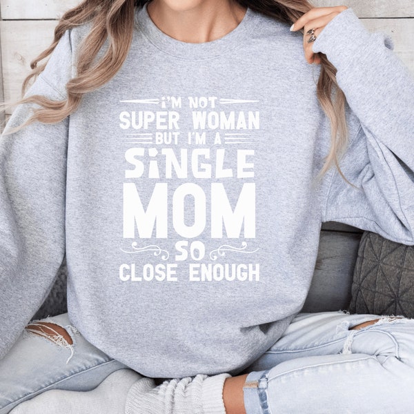Superhero Style für Supermoms: Single Mom Close to Superwoman Sweatshirt - Zeig deine Stärke und Style!